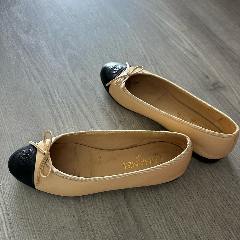 Chanel Women's Black and Tan Ballet Flats - Picture 6 of 7